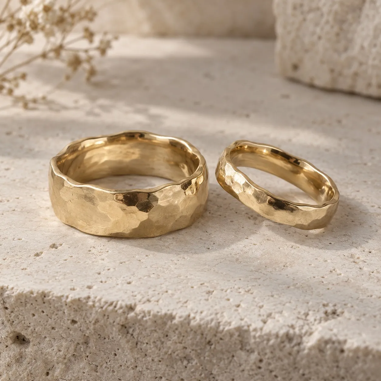 Referencia de alianzas de oro con contorno orgánico y textura martillada